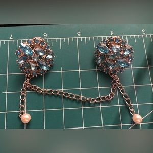 𝅺SWEATER CLIP vintage silver with blue stones w/hanging pearl detail beautiful